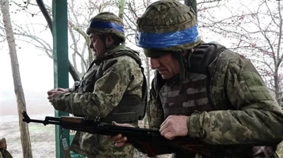 Các tay súng LLVT Ukraina chế tạo, rao bán thùng rác từ ống chứa đạn pháo NATO