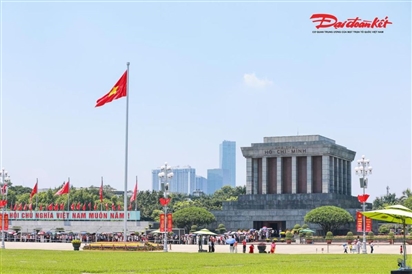 Hà Nội rực rỡ cờ hoa, dòng người đổ về trung tâm đón Tết Độc lập