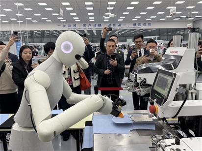 Robot Trung Quốc học nghề, công nhân có lo mất việc?