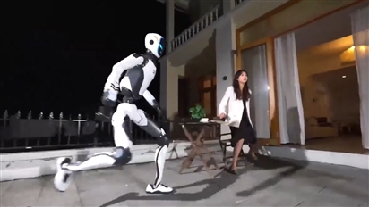 Video robot hình người Trung Quốc hóa thân vệ sĩ bảo vệ con người