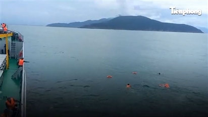 Khoảnh khắc tàu hải quân, tàu cá cứu hai người trôi dạt trên biển Đà Nẵng