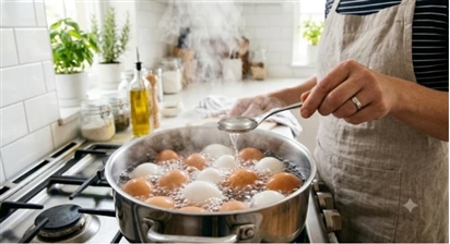 Luộc trứng đừng chỉ cho nước lã: Thêm một nguyên liệu quen thuộc, bóc vỏ dễ, lòng đỏ đẹp