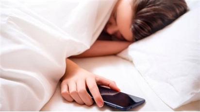 Hậu quả khôn lường khi để điện thoại bên giường khi ngủ