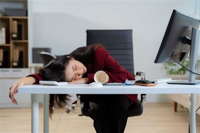 Ăn xong chỉ muốn ngủ gục? Bác sĩ giải mã hiện tượng say tinh bột đang gây sốt mạng xã hội, 3 nhóm thực phẩm dễ khiến bạn mệt lả sau bữa ăn