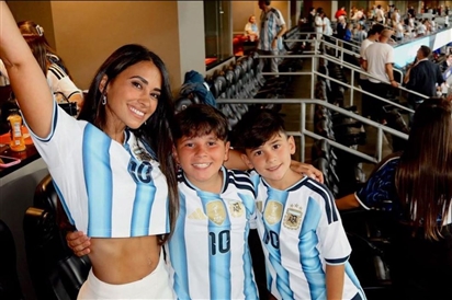 Vợ người mẫu vỡ òa khi Messi giúp Argentina đánh bại Anh vào chung kết World Cup