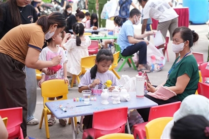 Hơn 2.300 phần quà dành tặng bệnh nhi tại Bệnh viện Nhi Trung ương