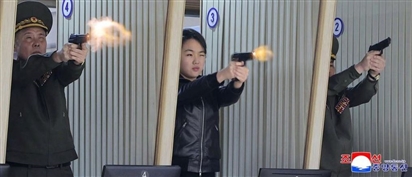 Con gái Chủ tịch Triều Tiên Kim Jong Un thử bắn súng lục
