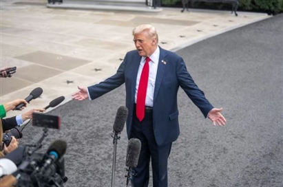 Tổng thống Trump lần đầu thừa nhận Mỹ bí mật chuyển vũ khí cho người biểu tình Iran