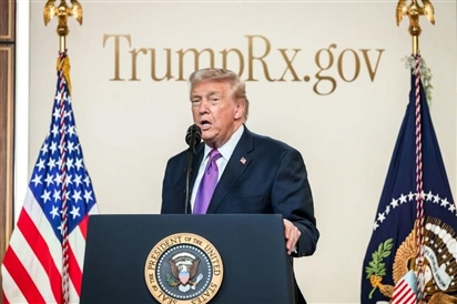 Ông Trump ủng hộ 'thay đổi chế độ' ở Iran, Lầu Năm Góc điều tàu sân bay thứ hai đến Trung Đông