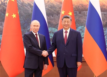 Đến Bắc Kinh, ông Putin 'ngoại giao áo khoác', ông Trump kể chuyện