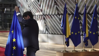 Phương Tây giáng đòn sau lưng Ukraina