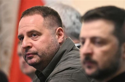 'Cánh tay phải' bị chặt đứt, ông Zelensky giờ yếu hơn hay mạnh hơn?