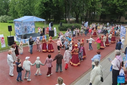Rộn ràng dân vũ trên phố Saint Petersburg mừng Ngày Quốc khánh Nga