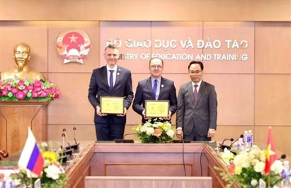 Bộ GD&ĐT trao Kỷ niệm chương 'Vì sự nghiệp giáo dục' cho 5 cán bộ Liên bang Nga