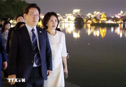 Tổng thống Hàn Quốc và Phu nhân dạo hồ Hoàn Kiếm, thưởng thức kem Thủy Tạ