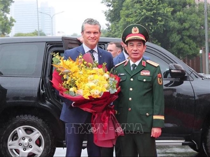 Bộ trưởng Bộ Chiến tranh Hoa Kỳ thăm chính thức Việt Nam