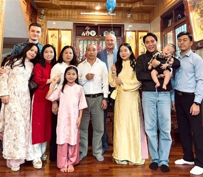 Chuyện lạ ở Bắc Ninh: Bố chồng người Mỹ đòi bán nhà để sang Việt Nam sống cùng thông gia