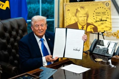 Mới cấp cho 1 người, visa vàng của ông Trump lại vướng tiếp nghi ngờ