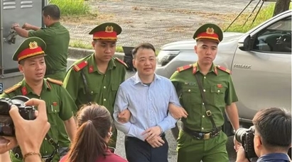 Clip: Dẫn giải 'Shark' Bình ra tòa trong vụ 'ông trùm' lừa đảo Mr Pips