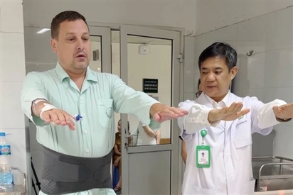 Khách Tây kinh ngạc sau ca mổ cột sống tại Việt Nam
