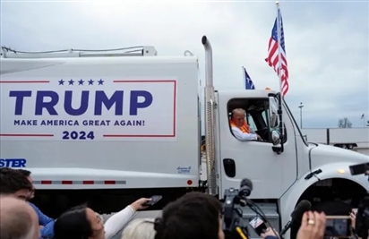 Ông Trump ngồi xe rác vận động tranh cử, đáp trả phát ngôn 'gây bão' của ông Biden