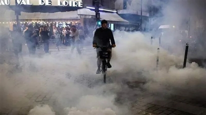 Video cảnh sát dùng hơi cay giải tán người biểu tình ở Paris