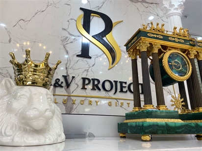 Đồng hồ đá Khổng tước mạ vàng 24k nguyên chất đến từ nước Nga