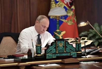 Đá Khổng tước - Bàn làm việc của Tổng thống Nga có gì đặc biệt?