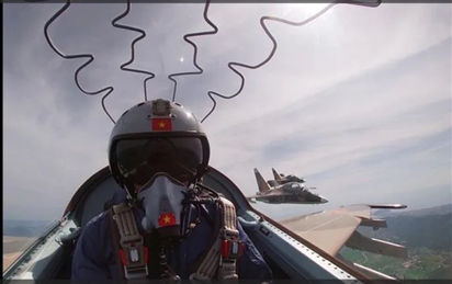 Mãn nhãn với đội hình phản lực Yak-130 xé gió trên không