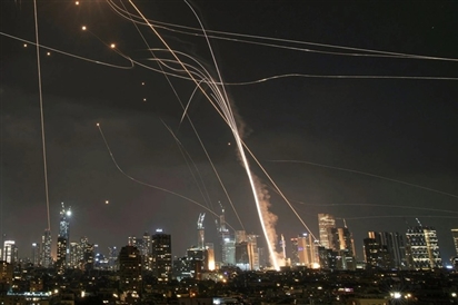 Iran phóng hàng trăm tên lửa đáp trả, Israel rung chuyển