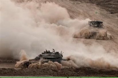 Xe tăng Israel bắn vào đám đông người Palestine, 59 người chết