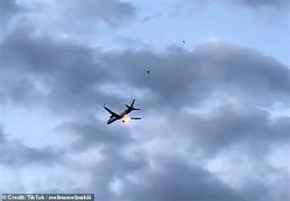 Clip: Máy bay chở gần 300 người cháy động cơ giữa trời