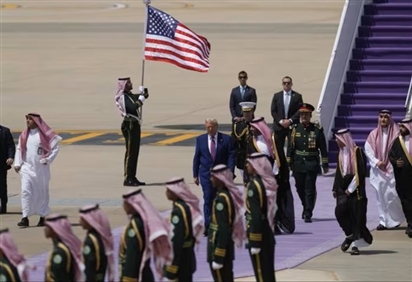Tổng thống Trump đến Trung Đông, Thái tử Ả Rập Xê-út đón ở sân bay