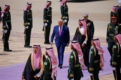 Ông Trump công du Trung Đông bán hàng, ở nhà bị kêu gọi luận tội