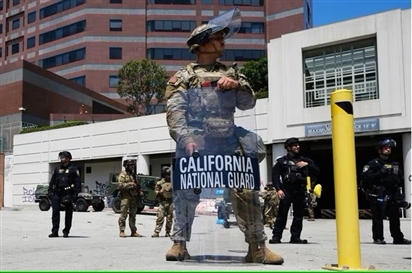 Tổng thống Donald Trump cảnh báo thêm quân đến Los Angeles
