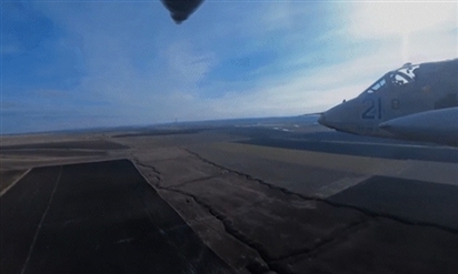 Cận cảnh máy bay Su-25 của Ukraine bị tên lửa Nga bắn hạ giữa không trung