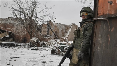 Binh sĩ Nga cắm quốc kỳ tại Velikaya Novoselka của DNR