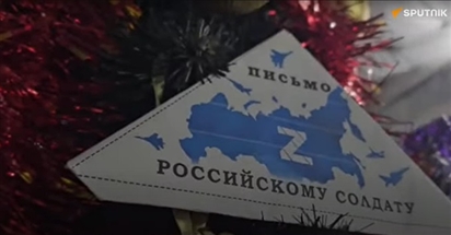 Quân nhân Nga trang trí cây thông Noel bằng những lá thư của trẻ em