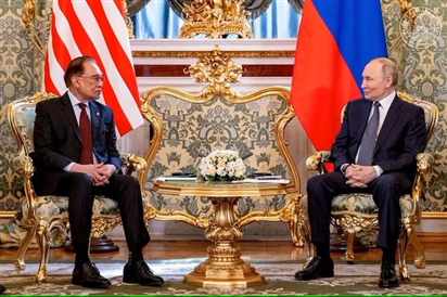 Tổng thống Putin gây 'sốt' vì màn đố vui cùng Thủ tướng Malaysia