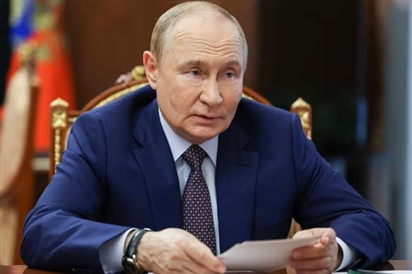 Ông Putin không bay thẳng tới nơi hội đàm với ông Trump