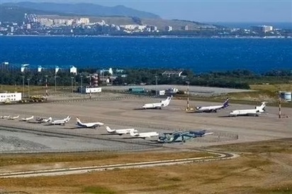 Nga siết chặt kiểm soát người nước ngoài, khôi phục hoạt động một sân bay gần Ukraine
