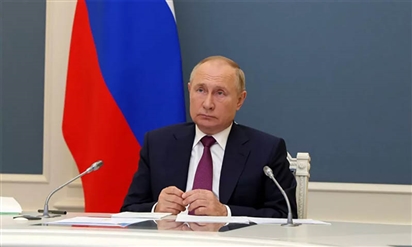 Tổng thống Nga Putin tiêm mũi hai vaccine ngừa COVID-19