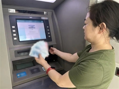 Tài khoản bỗng cộng thêm 275 tỷ đồng, người phụ nữ rút tiền mua nhà, mua xe và tiêu thả ga: 7 tháng sau tòa thông báo ''Phải trả lại toàn bộ''