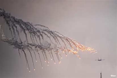 Cận cảnh tiêm kích Su-30MK2 thả bẫy nhiệt trên bầu trời Ba Đình