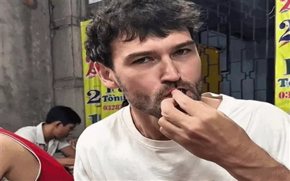 Khách Nga tròn mắt ngạc nhiên khi ăn món bình dân bán đầy vỉa hè Việt Nam, thốt lên: Tôi muốn ăn thêm!