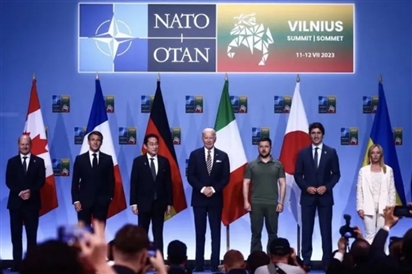 NATO 'dội gáo nước lạnh' sau khi ông Zelensky công bố 'kế hoạch chiến thắng'