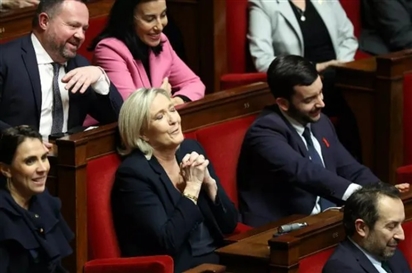 Chính phủ Pháp sụp đổ, chính trị gia cực hữu Marine Le Pen nói gì?