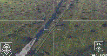 Xem máy bay không người lái Lancet ''rượt đuổi'' xe bọc thép chở quân Stryker của Ukraine