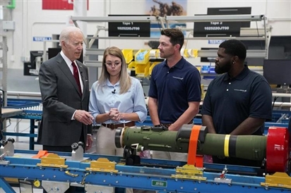 Ông Biden tới thăm nhà máy sản xuất tên lửa chống tăng cho Ukraine