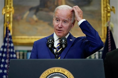 Ông Biden 'suýt' ngã trên sân khấu khi phát biểu ở New York